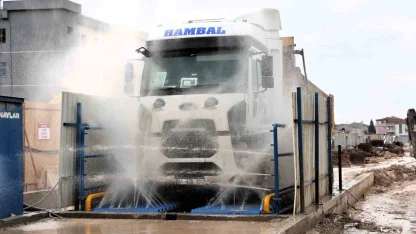 Metro şantiyesinden çıkan araçlar temizlendikten sonra trafiğe karışıyor
