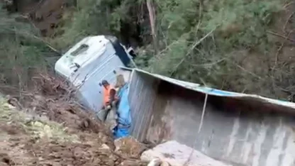 Milas’ta tır şarampole devrildi: 1 yaralı