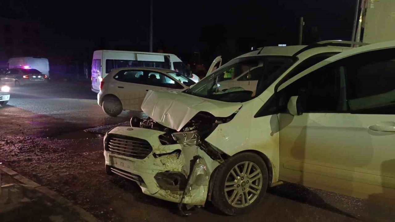 Minibüs ile hafif ticari araç çarpıştı: 1 yaralı