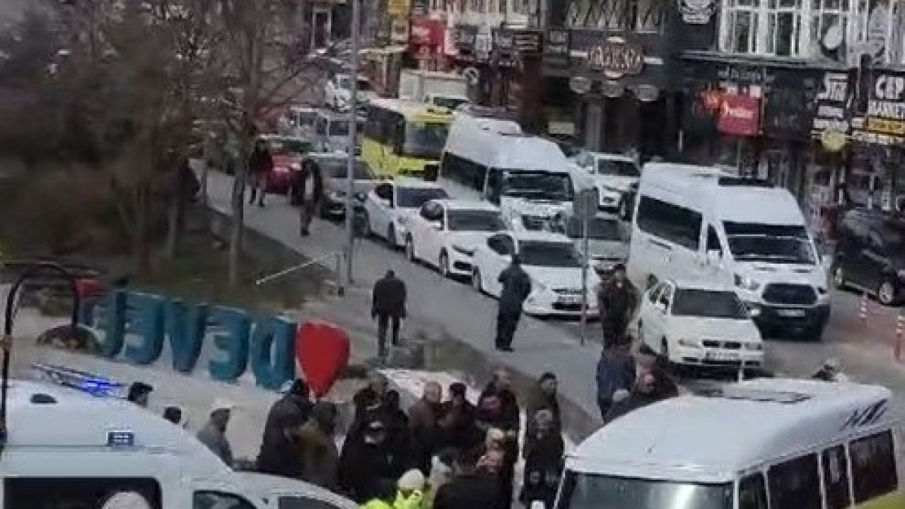 Minibüsten düşen yaşlı adam hayatını kaybetti