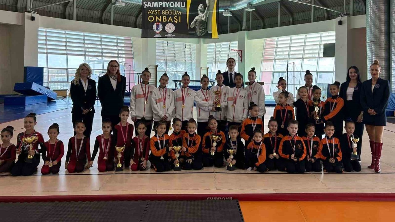 Minik cimnastikçilerden Özay Gönlüm’e vefa