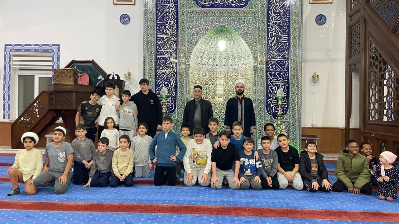 Minik kalpler camide buluştu: Tepebaşı’nda maneviyat ve oyun bir arada