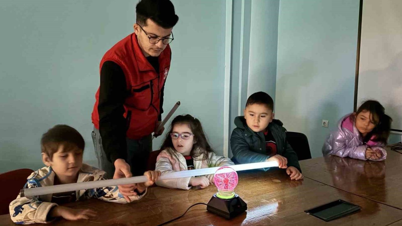 Minikler ’Tesla Bobini’ ile bilimin izini sürdü