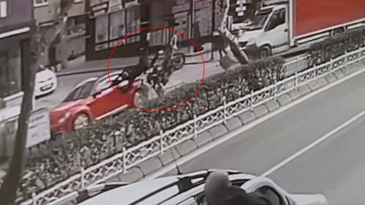 Motosiklet dönüş yapan kamyonete ve park halindeki otomobile çarpıp takla attı