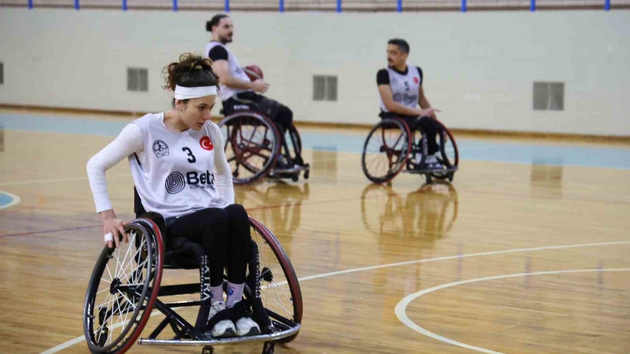 Motosiklet kazasında engelli kalan genç kız, hayata basketbolla tutundu