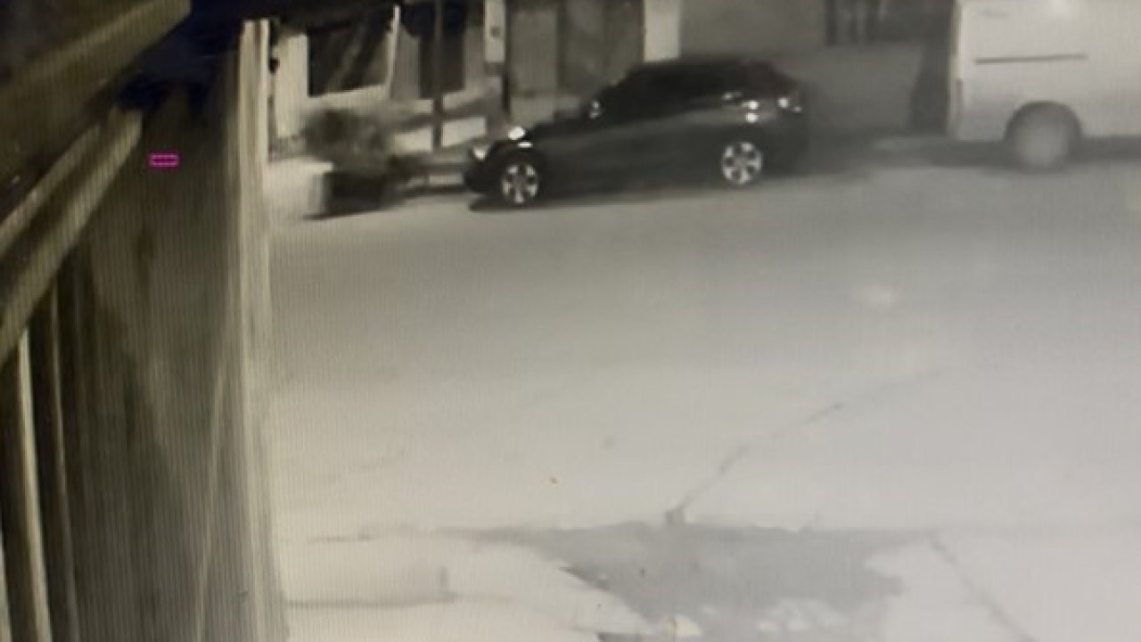 Motosiklet önce yayaya ardından duvara çarptı: 3 yaralı