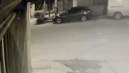 Motosiklet önce yayaya ardından duvara çarptı: 3 yaralı