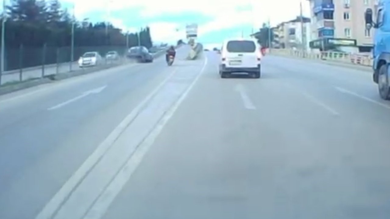 Motosiklete çarpmamak için direksiyonu kırdı, otomobil refüje çarptı