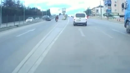 Motosiklete çarpmamak için direksiyonu kırdı, otomobil refüje çarptı