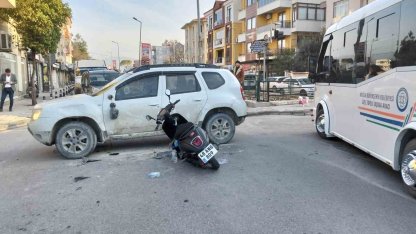 Motosikletle otomobil çarpıştı: 1 yaralı