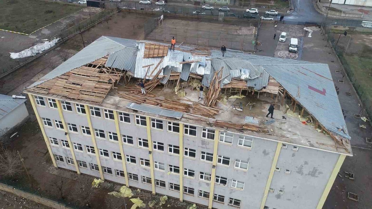 Muş’ta fırtına okul çatısını uçurdu: Eğitime ara verildi