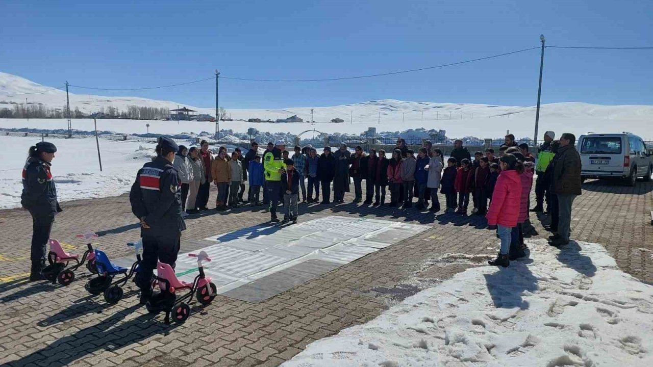 Muş’ta öğrencilere jandarmadan trafik ve güvenlik eğitimi