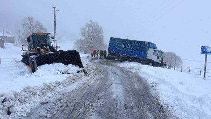 Muş’ta tır iş makinesine çarptı: 1 yaralı