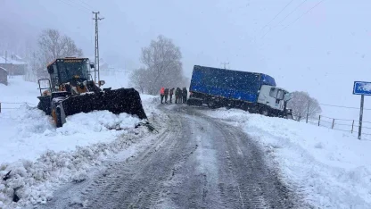 Muş’ta tır iş makinesine çarptı: 1 yaralı