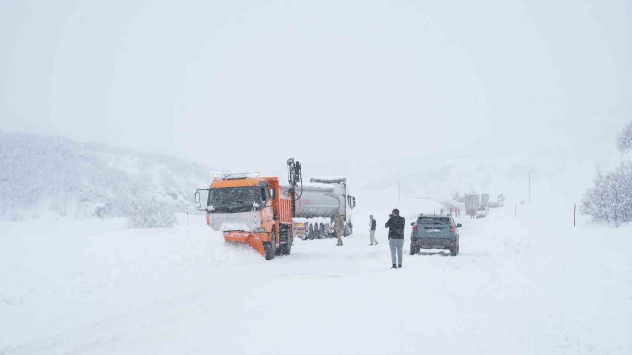 Mutki ve Kulp kara yolları kar ve tipi nedeniyle ulaşıma kapatıldı