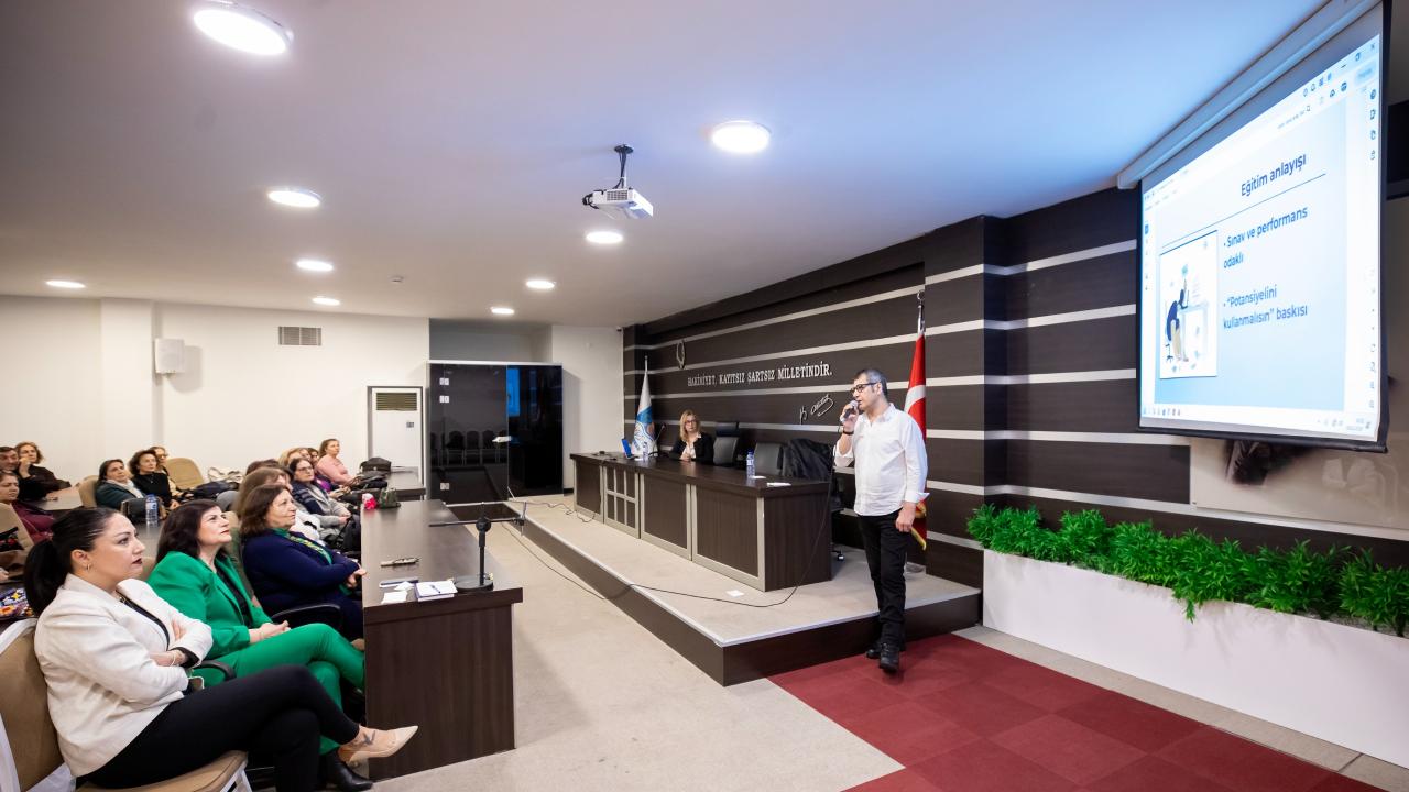 Narlıdere'de kuşaklar arası çatışma konuşuldu