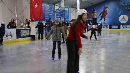 Nevşehir’de mobil buz pateni pisti hizmete açıldı