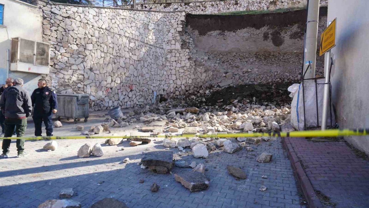 Niğde Kalesi’nde çöken istinat duvarının molozu kaldırılıyor