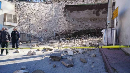 Niğde Kalesi’nde çöken istinat duvarının molozu kaldırılıyor