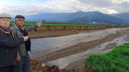 Ödemiş’te baraj tahliye suyu sel oldu, geçtiği tarlaları küçülttü