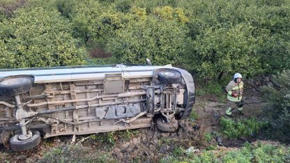 Öğrenci servisi narenciye bahçesine uçtu: 9 yaralı