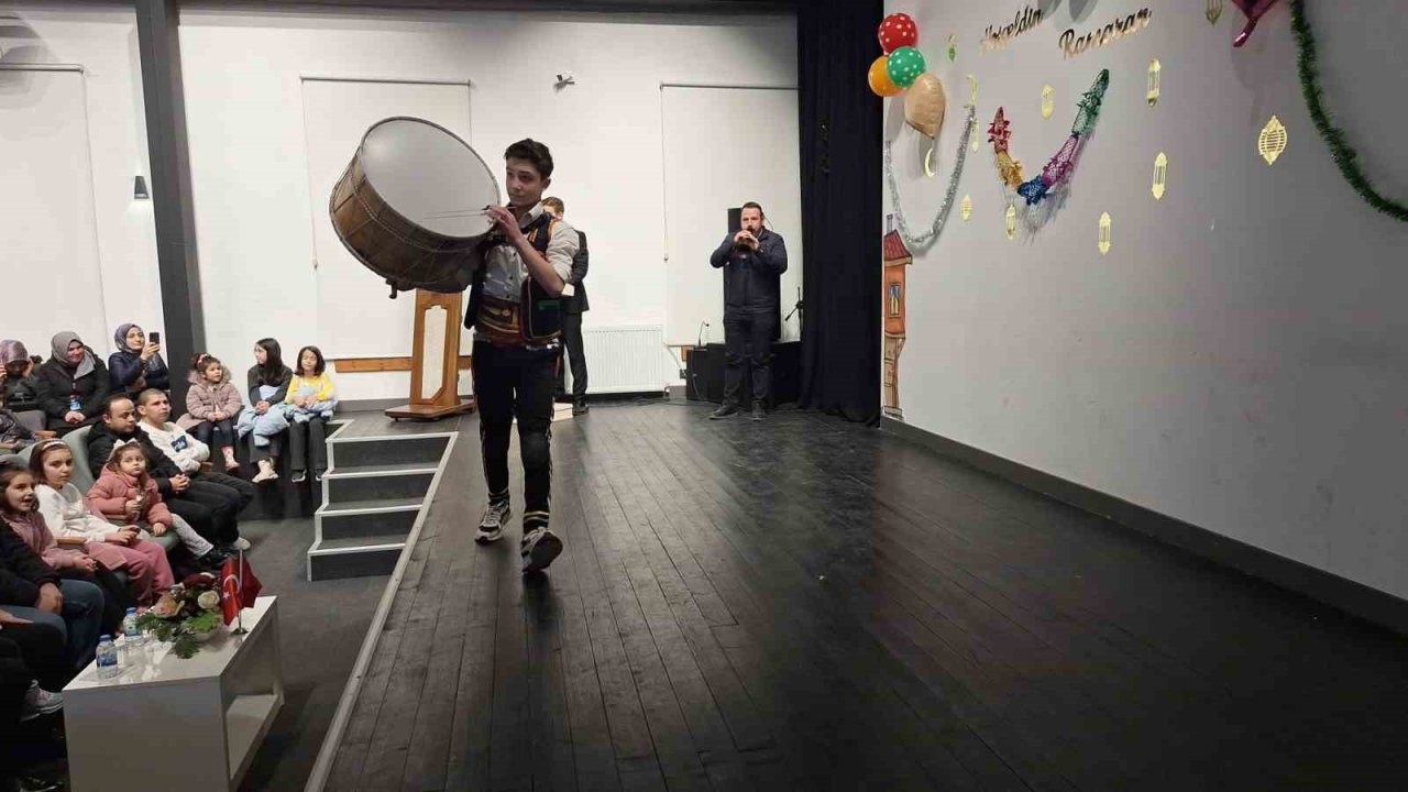 Öğrencilerden Ramazan’a özel tiyatro gösterisi