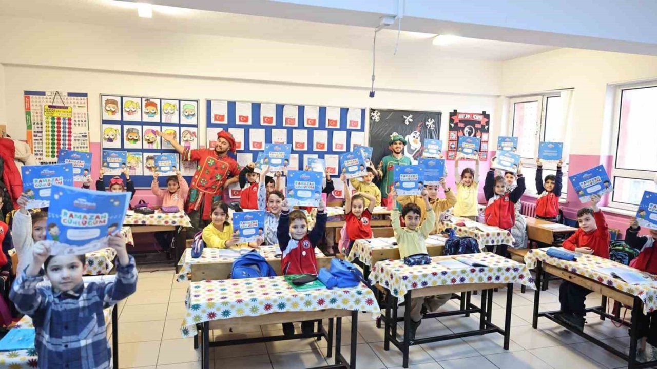 Öğrencilere çat kapı tiyatro sürprizi