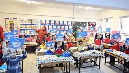 Öğrencilere çat kapı tiyatro sürprizi