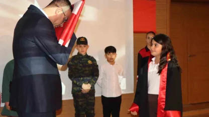 Öğrencilerin ay yıldız temalı gösterisi göğüs kabarttı