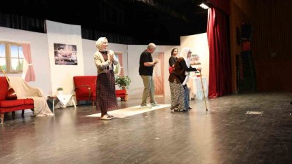 Öğretmenlerin sahnelediği "İdeal Aile Reçetesi-2" oyunu ilgi gördü