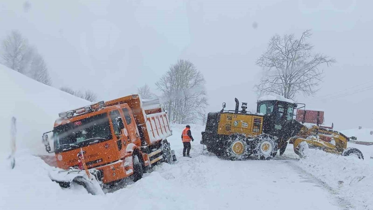 Ordu’da kardan kapanan 472 mahalle yolu ulaşıma açıldı