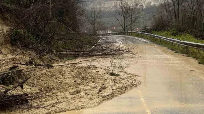 Ordu’da Ünye-Kumru bağlantı yolunda heyelan