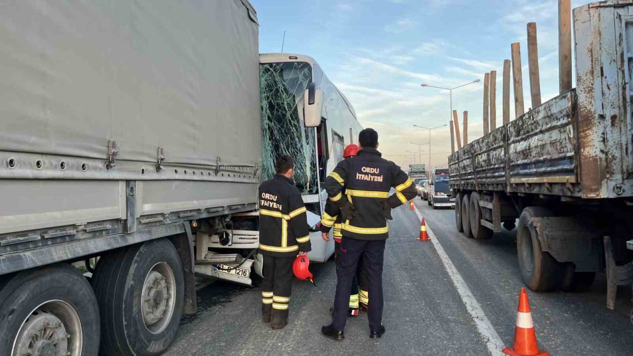 Ordu’da yolcu otobüsü ile tır çarpıştı: 4 yaralı