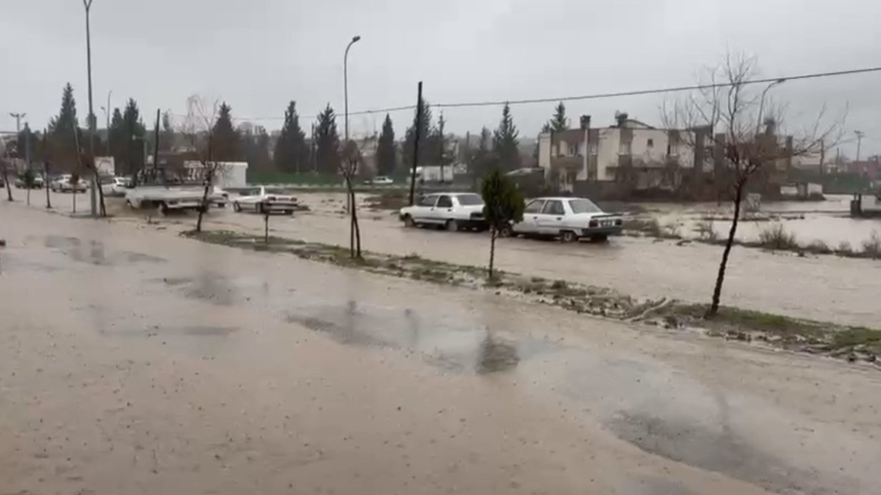 Osmaniye’de servis aracı mahsur kaldı, birçok bölgede su taşkını yaşandı