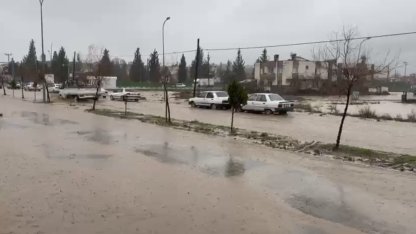 Osmaniye’de servis aracı mahsur kaldı, birçok bölgede su taşkını yaşandı