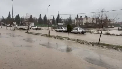 Osmaniye’de servis aracı mahsur kaldı, birçok bölgede su taşkını yaşandı