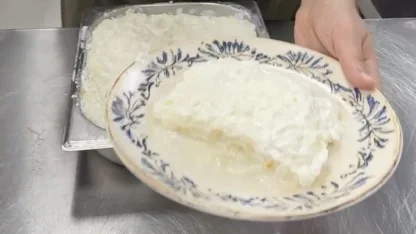 Osmanlı mutfağının hafif tatlısı Güllaç Ramazan sofralarını süslüyor