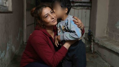 Otogarda söyledikleriyle yürekleri dağlayan çocuk ve ailesi, yeni evlerine kavuştu