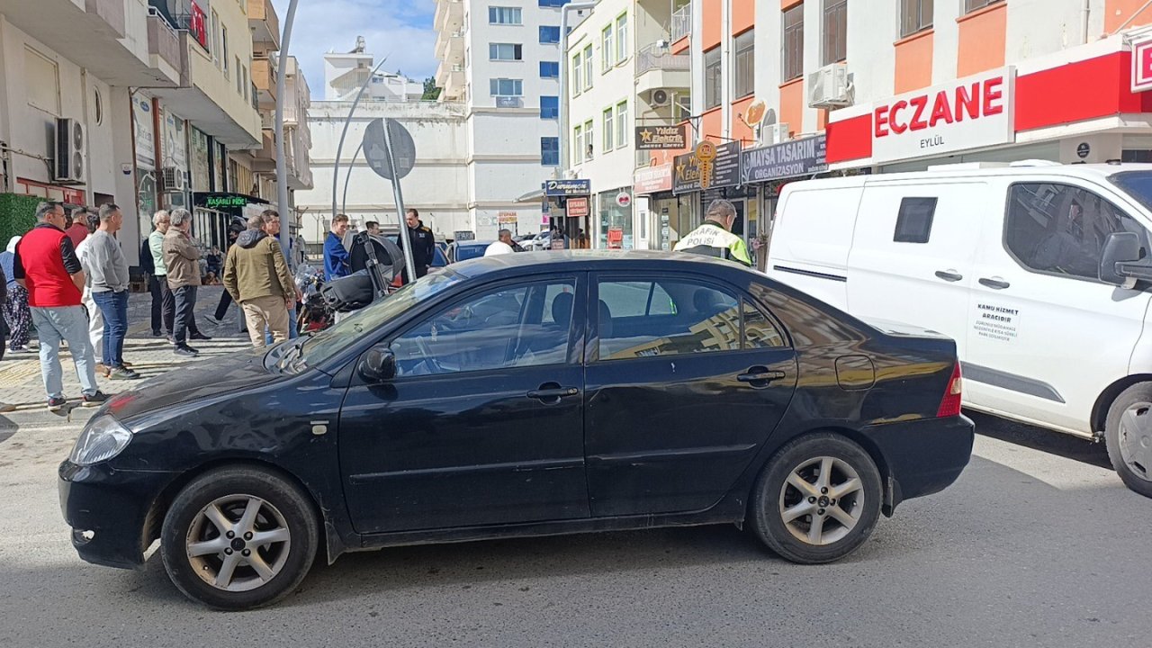 Otomobil ile çarpışan motosikletli metrelerce savruldu