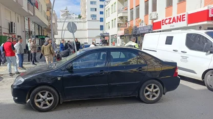 Otomobil ile çarpışan motosikletli metrelerce savruldu