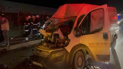 Panelvan araç park halindeki tıra ok gibi saplandı: 2 ağır yaralı