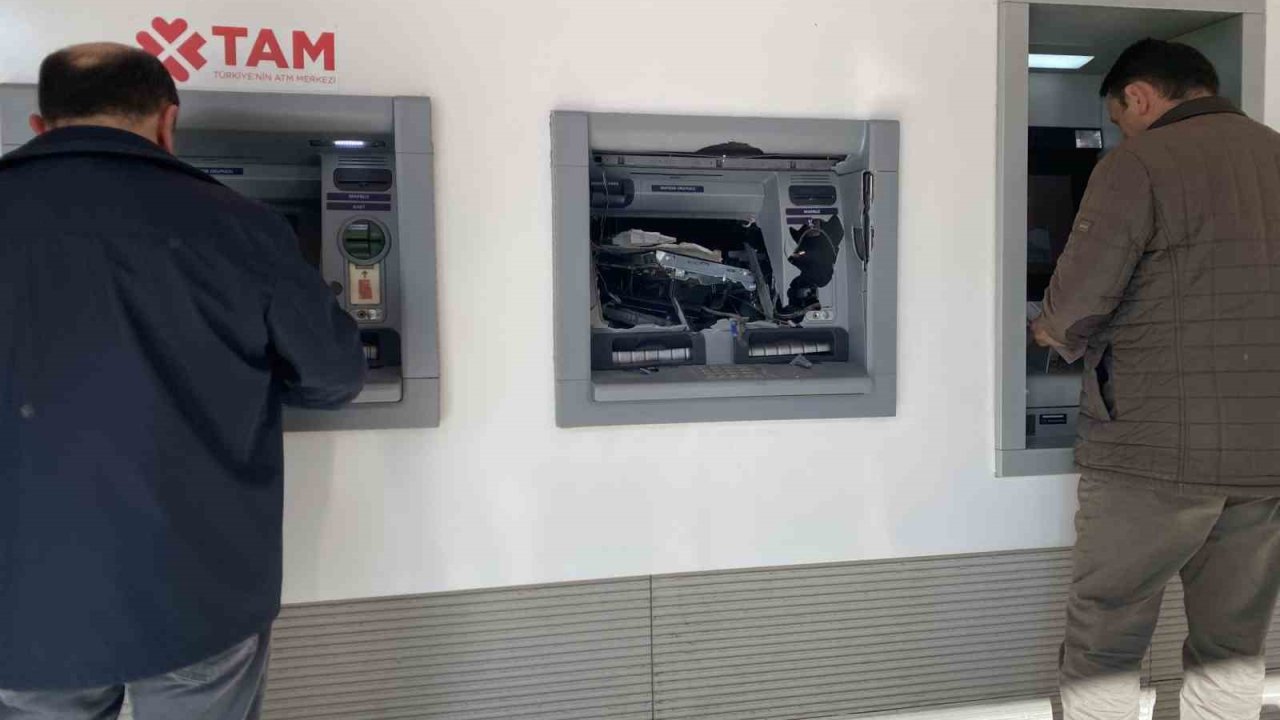 Para çekemediği ATM’yi balyozla parçaladı