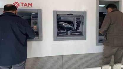 Para çekemediği ATM’yi balyozla parçaladı
