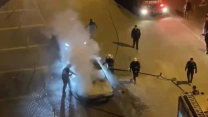 Park halindeki otomobil alev alev yandı