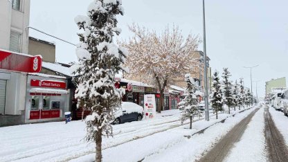 Patnos’ta kar sürprizi: İlçe merkezine 40 cm kar yağdı