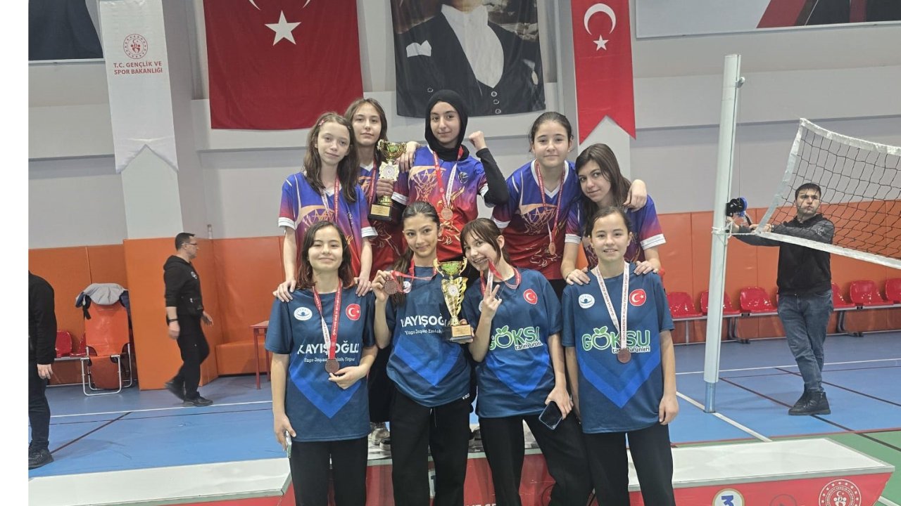 Pazarlar Ortaokulu’ndan badmintona büyük başarı