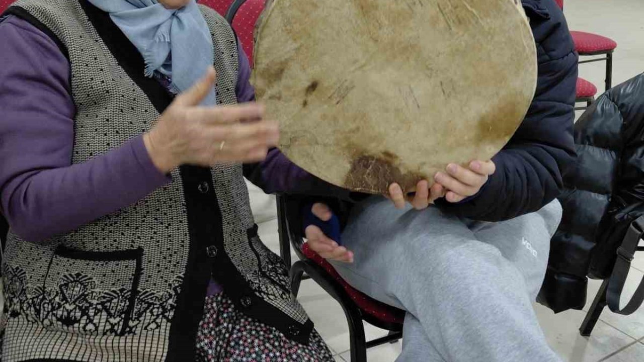 Pazarlar’da halk oyunları kursunda seslendirilen yöresel ezgiler