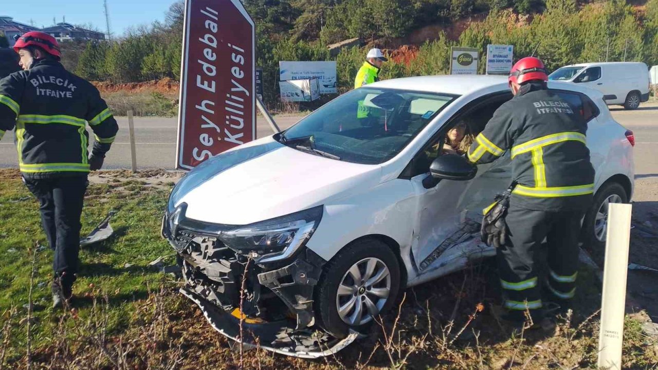 Pelitözü kavşağında trafik kazası; 3 yaralı