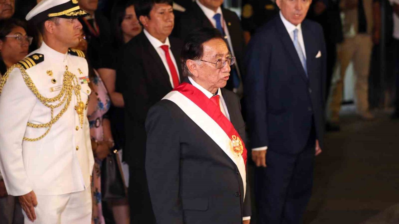 Peru’da 83 yaşındaki Balcazar geçici devlet başkanı oldu