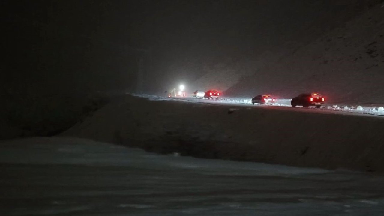 Pervari ve Şirvan’da kar yağışı köy yollarını kapattı, mahsur kalan araçlar kurtarıldı